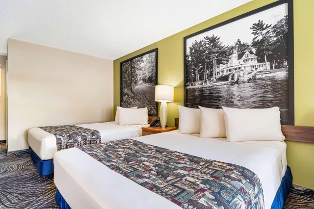 غرفة بسريرين كوين بإطلالة على المسبح، Super 8 By Wyndham Lake George/Downtown 1/3