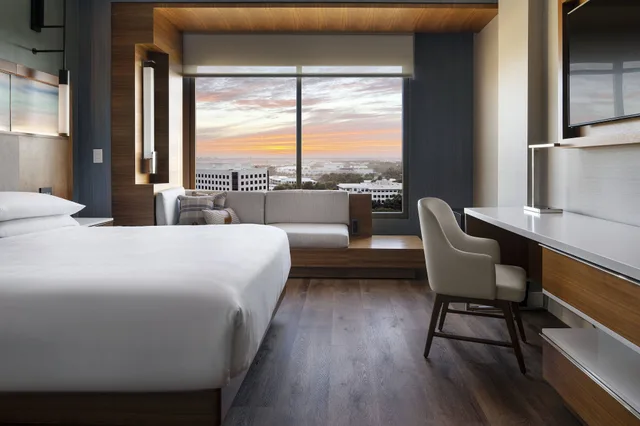 جناح ركني بسرير كينج بمطبخ، MARRIOTT IRVINE SPECTRUM 2/10