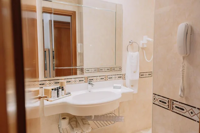 جناح جونيور، PATRAS PALACE HOTEL 3/7