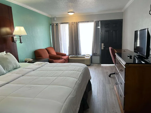 Adjoining, Suite, King Bed, Smoking, Accessible، Americas Best Value Inn Blytheville 1/7