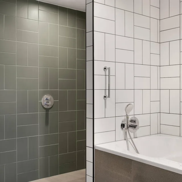 جناح ركني بسرير كينج بغرفة نوم واحدة بحوض جاكوزي، RENAISSANCE AMSTERDAM SCHIPHOL AIRPORT HOTEL 5/7