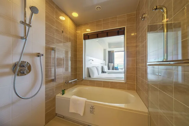 غرفة تنفيذية بسرير كينج بإطلالة على البحر بشرفة، Hilton Okinawa Chatan Resort 3/3