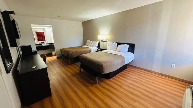 Room, 2 Double Beds, Smoking, Super 7 Inn Tupelo 2/6