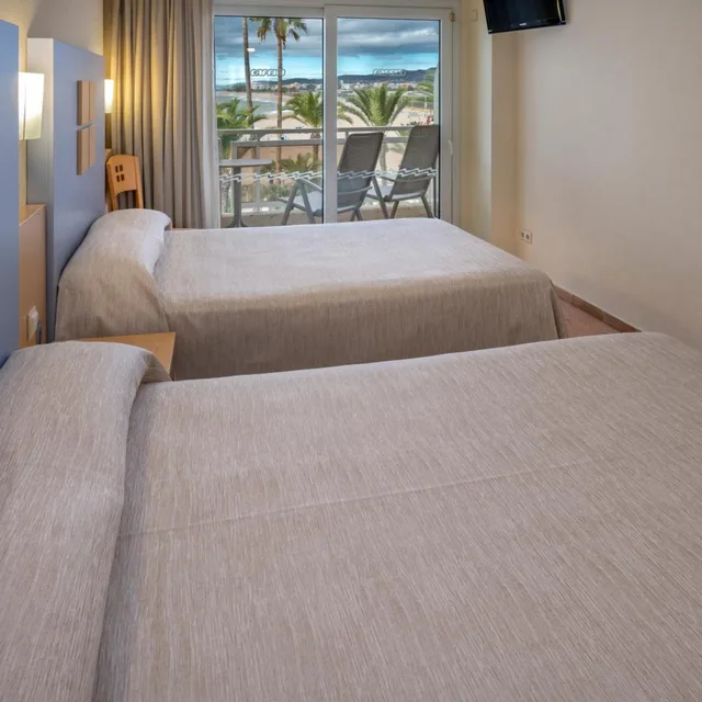 غرفة رباعية بإطلالة على البحر، Caprici Beach Hotel & Spa 3/5