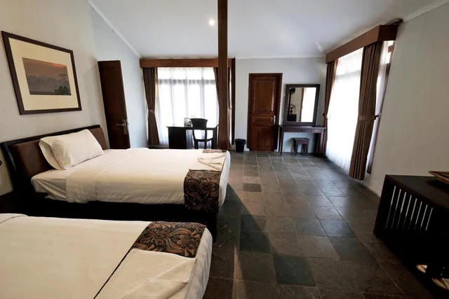 Deluxe, Twin Beds, The Nalaya Hotel & Resto 3/10