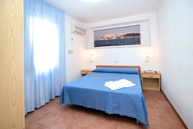 غرفة قياسية رباعية بسرير مزدوج وسريرين منفصلين بغرفة نوم واحدة، Hotel Timiama 4/10