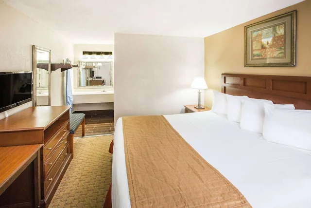 Room, King Bed, Baymont by Wyndham Mobile I-65 1/4