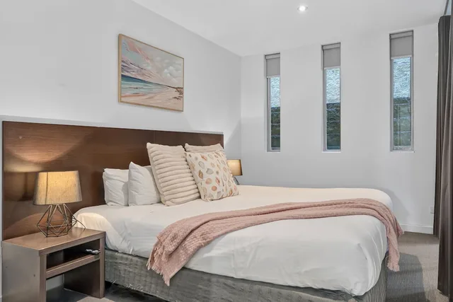 شقة بسرير كينج وسريرين منفصلين بغرفتي نوم في الطابق الأرضي، The Dolphin Apartments 5/10