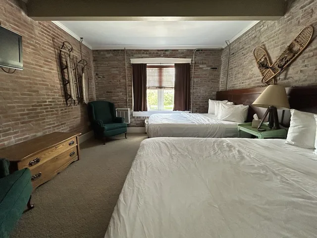 جناح بسريرين كوين، William Watson Hotel 4/7