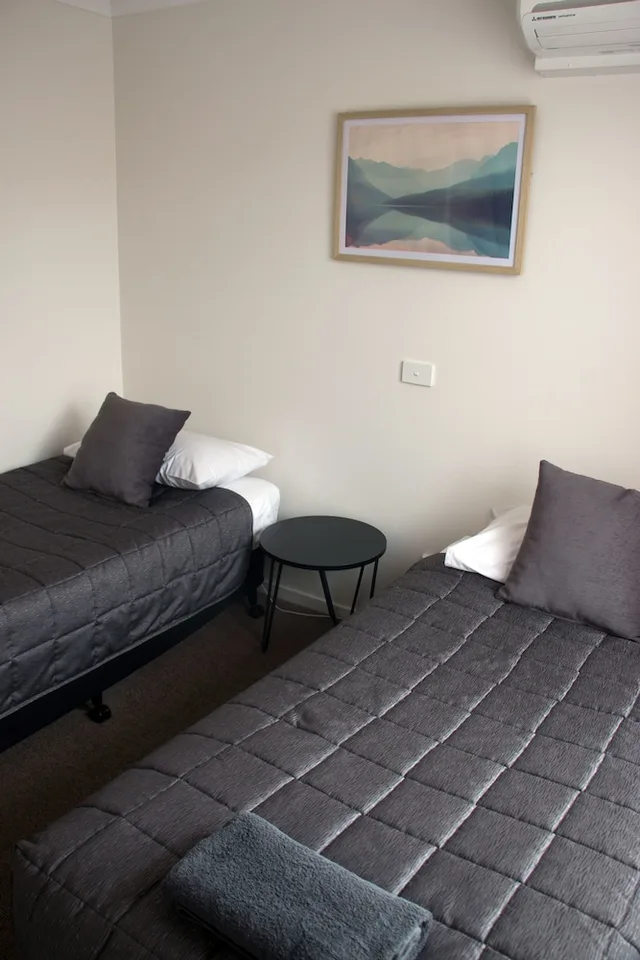 غرفة عائلية بسرير كوين وسريرين فرديين بمطبخ صغير، Highway Inn Motel 2/3