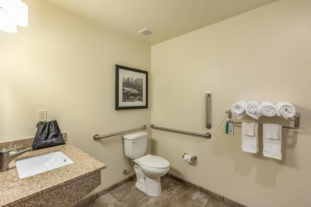 غرفة بسرير كوين لذوي الإعاقة، Cobblestone Inn & Suites at UW Stout Downtown Menomonie 5/6