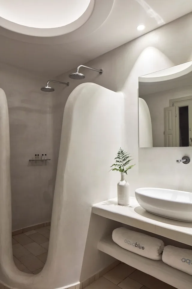 غرفة جونيور بسرير كوين بإطلالة على البحر بغرفة نوم واحدة مع أريكة، Aqua Blue Hotel 4/5