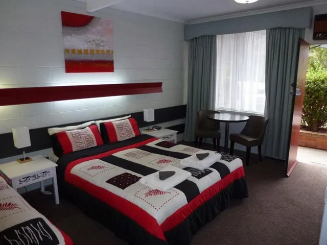 Motel, Superior, 1 Double and 1 Single Bed، The Grampians Motel 2/3