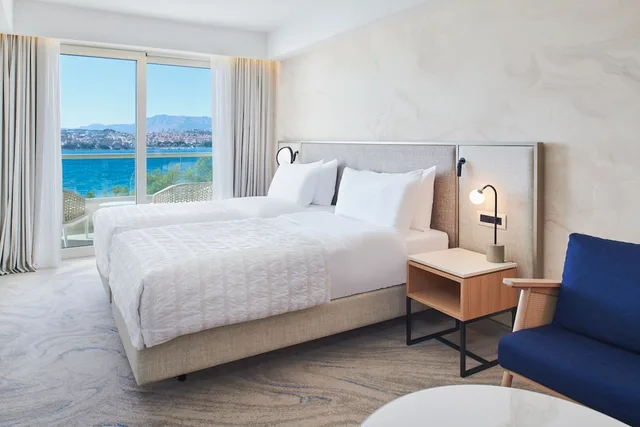 غرفة بسريرين منفصلين بإطلالة على المتنزه بشرفة، Le Meridien Lav 2/5