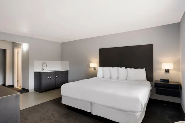 غرفة قياسية بسرير كينج بإطلالة على النهر، Richland Riverfront Hotel, Ascend Hotel Collection 1/7