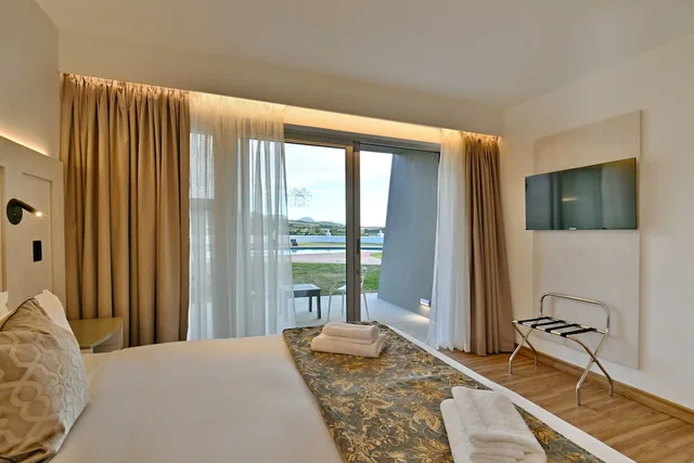 غرفة سوبيريور بسرير كينج بإطلالة على المسبح بشرفة، Val Du Charron Coach House 4/6