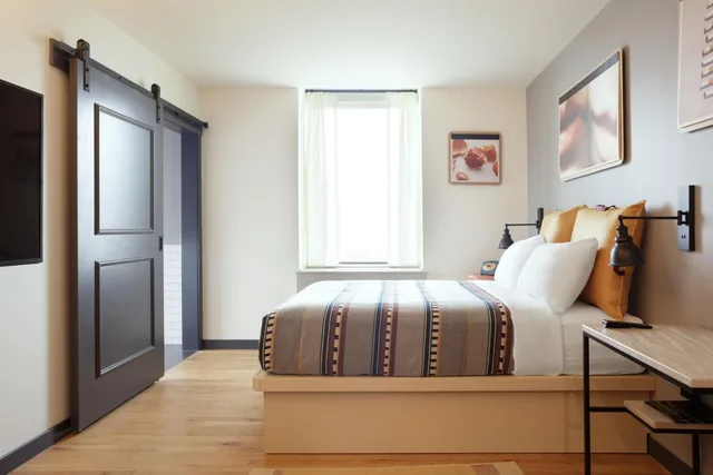 Room, Queen Bed, Street View, Accessible, Moxy Richmond Downtown 2/3