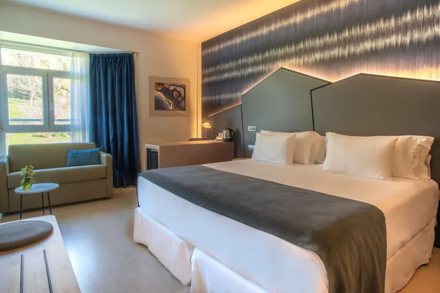 غرفة بسريرين منفصلين وسرير كينج، Barcelo Costa Vasca 1/5