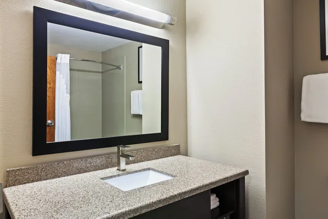غرفة قياسية بسرير كينج مع أريكة، Holiday Inn Express And Suites Glenpool Tulsa South 3/3