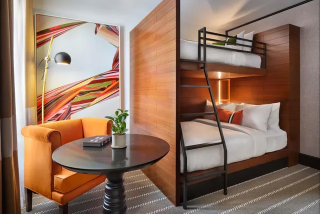 غرفة بسريرين منفصلين وسرير بطابقين، 21c Museum Hotel St Louis 1/3