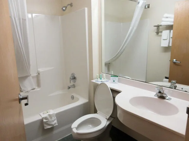 غرفة بسرير كوين، Quality Inn & Suites Robbinsville NC 4/4