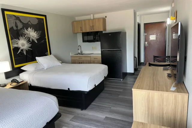 غرفة بسريرين مزدوجين بمطبخ صغير، Super 8 by Wyndham Alexandria LA 3/7