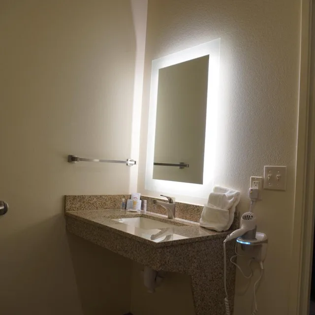 غرفة بسرير كينج وسريرين كوين لذوي الإعاقة، Comfort Inn & Suites Medina NY near Erie Canal 2/2