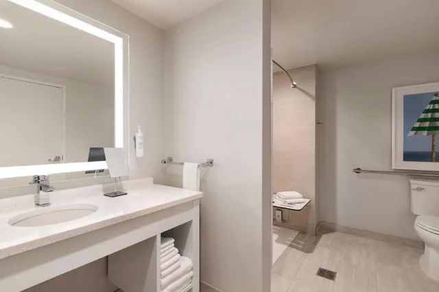جناح بسريرين كوين بشرفة بإطلالة لذوي الإعاقة، Embassy Suites by Hilton Panama City Beach Resort 4/5