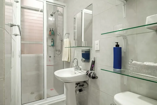 Verde, Queen Bed, No Window, Shared Bathroom، Casa ITZAE B&B 4/10