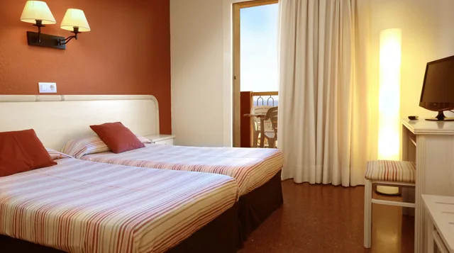 غرفة كومفورت رباعية بشرفة، Luna Park Hotel Yoga and Spa 2/7