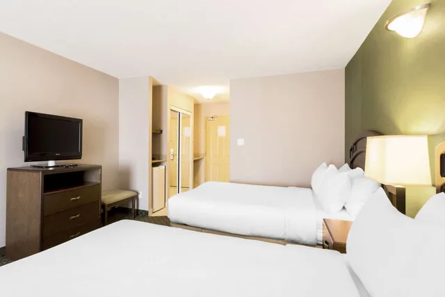 Room, 2 Queen Beds, Clarion Hotel & Conference Centre Sherwood Park 2/6