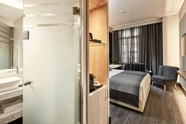 غرفة كومفورت بسرير مزدوج بشرفة، Antigon Urban Chic Hotel by GHH 4/5