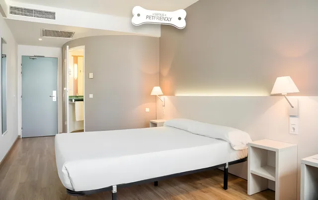 غرفة بسرير مزدوج أو سريرين منفصلين يُسمح فيها بالحيوانات الأليفة، Ilunion Valencia 3 Hotel 2/2