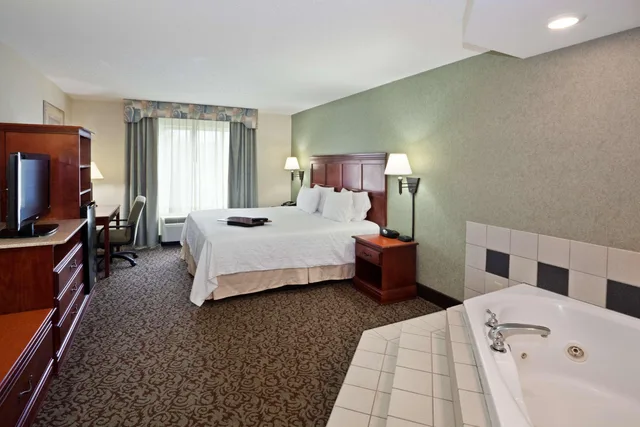 غرفة بسرير كينج بحوض جاكوزي، Hampton Inn Ithaca 3/3