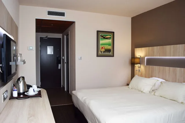 غرفة قياسية بسرير كوين بحوض استحمام، Best Western Marseille Aeroport 1/8