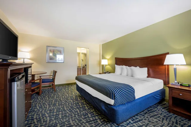 Courtyard, King Bed، Best Western Cocoa Beach Hotel and Suites 3/10
