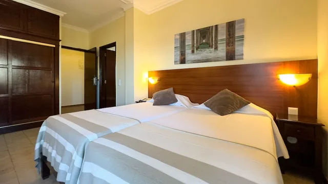 Superior, Twin Beds, Avenida Praia 5/10