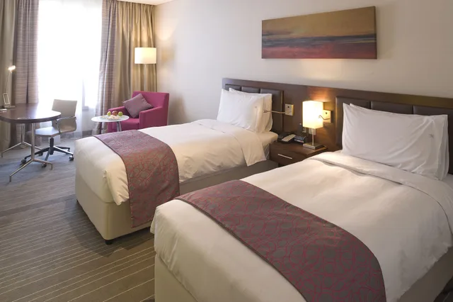 غرفة قياسية بسريرين منفصلين بإطلالة على المسبح، Holiday Inn Muscat al Seeb by IHG 1/8