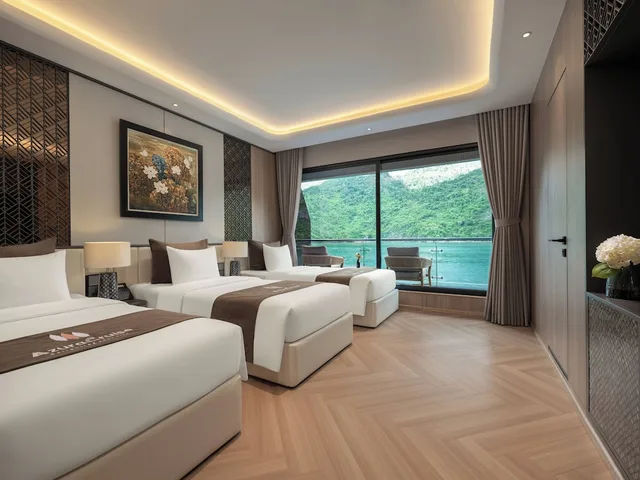 غرفة سوبيريور ثلاثية بسرير كوين وسرير فردي بإطلالة على البحر بشرفة، Azura Cruise 5/10