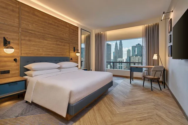 Guest Room, Deluxe, King Bed, Twin Towers View، Four Points by Sheraton Kuala Lumpur, City Centre 2/3