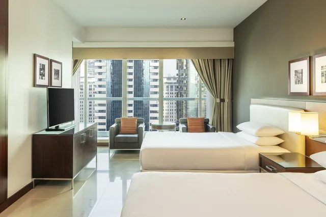 غرفة كلاسيكية بسريرين كوين بشرفة، Four Points by Sheraton Sheikh Zayed Road 1/5