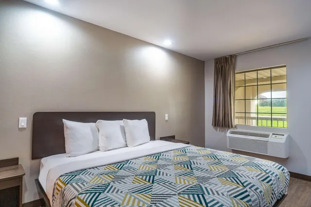 1 King Bed - Smoking, Micfridge، Motel6 Livingston, TX 1/10
