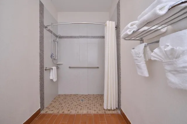 غرفة كلاسيكية بسريرين كوين بمطبخ، Americas Best Value Inn & Suites Houston NW 2/2