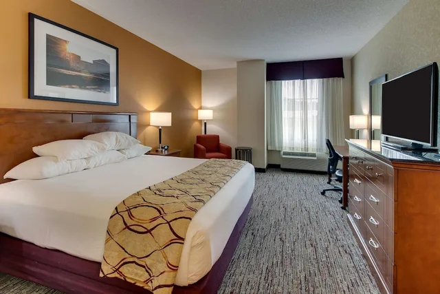 غرفة بسرير كينج في طابق مرتفع، Drury Inn and Suites Meridian 2/5