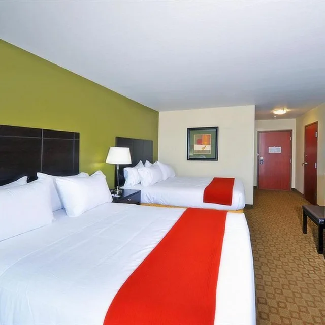غرفة بسريرين كوين بحوض استحمام لذوي الإعاقة، Greentree Inn Suites Florence 1/3