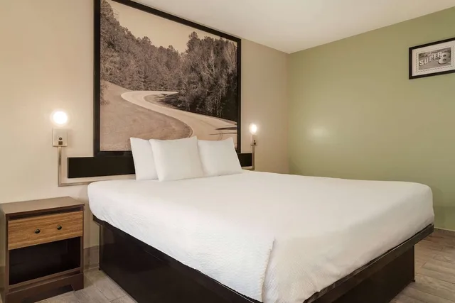 غرفة بسرير كينج لذوي الإعاقة، Super 8 By Wyndham Ocean Springs Biloxi 1/10