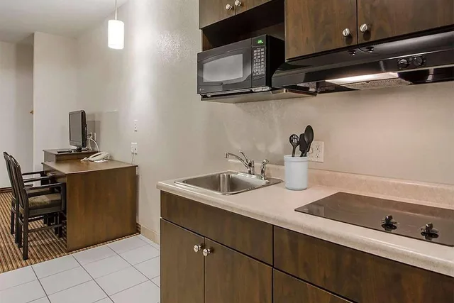 غرفة بسرير كوين يُسمح فيها بالحيوانات الأليفة، Travelodge Suites by Wyndham Estevan 8/8