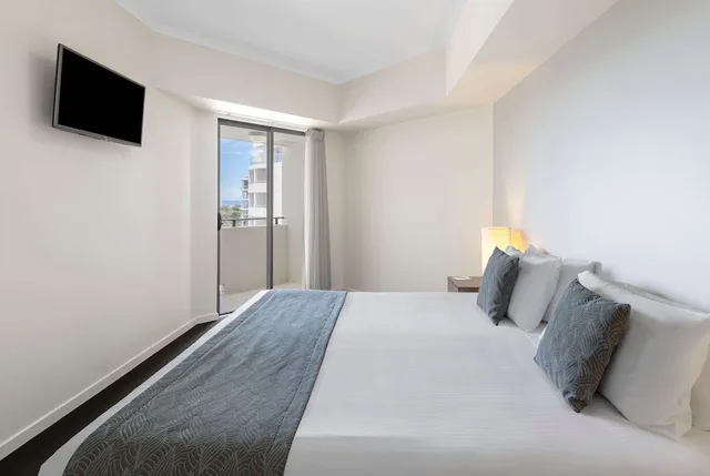 شقة بسرير كوين وسريرين منفصلين بإطلالة على البحر بغرفتي نوم، RAMADA BY WYNDHAM MARCOOLA BEACH 3/6