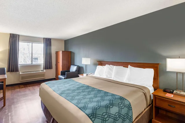 غرفة بسرير كينج، Econo Lodge Longmont East 5/10