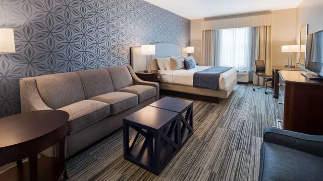 غرفة كبيرة بسرير كينج مع أريكة، Best Western Plus Franklin Square Inn Troy/Albany 2/2
